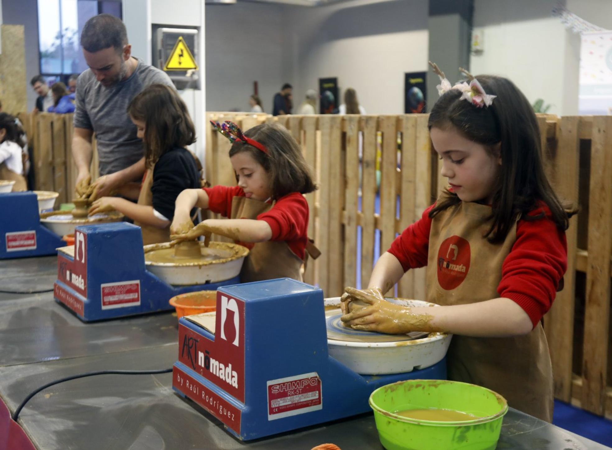 Primeras participantes del taller de alfarería en el pabellón 3-4.