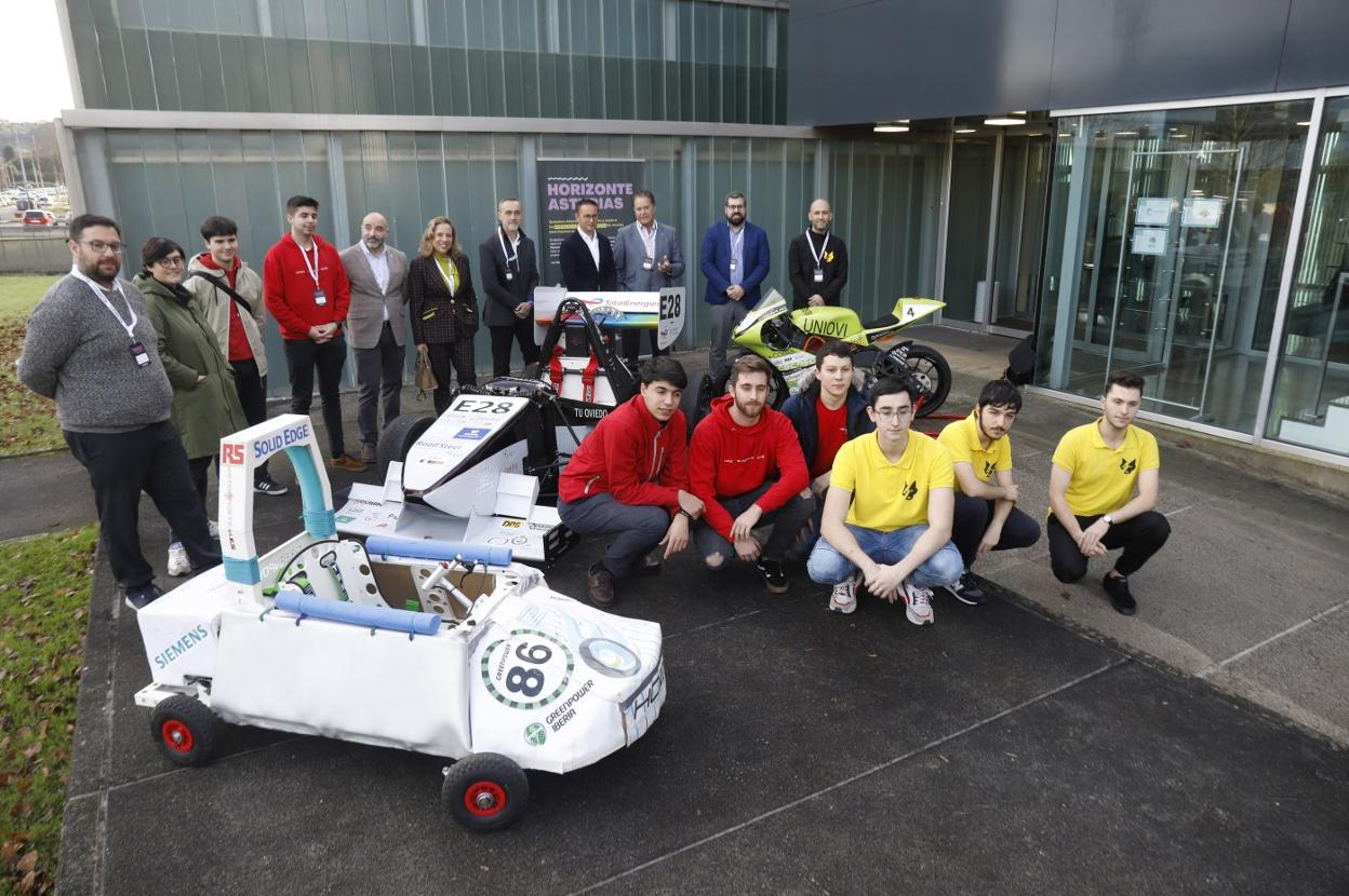 Participantes en la jornada, autoridades y escolares, antes de la presentación. 