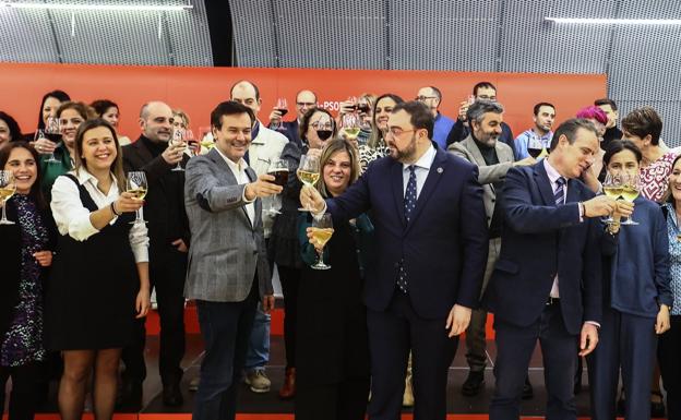 Francisco Blanco, Gimena Llamedo y Adrián Barbón, entre otros cargos, brindan en la tradicional copa de Navidad de la FSA. 