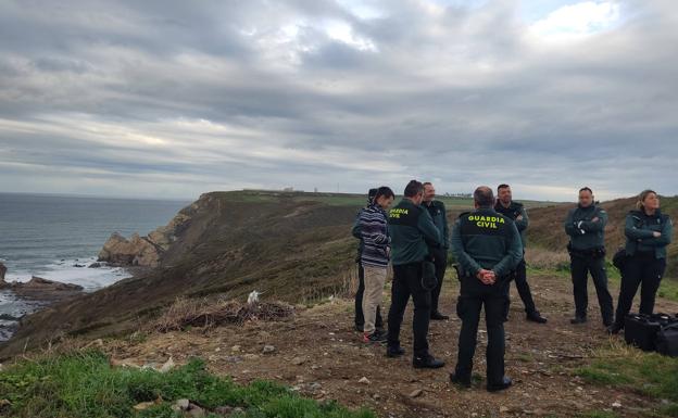 Agentes de la Guardia Civil, ayer, en el Cabo Peñas tras el hallazgo de un cadáver en la zona. 