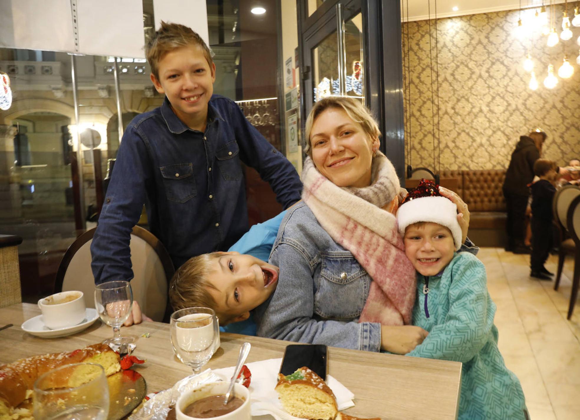 A salvo. Antonia Horiana, junto a sus hijos Hordu, Henrikh y Hektor en la cafetería del hotel Don Manuel, donde se hospedan. 