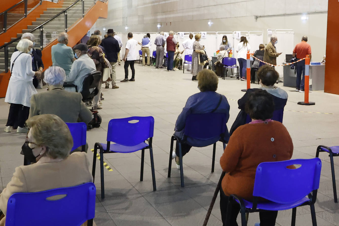 Vacunación masiva en el Pabellón de Deportes de Gijón. 