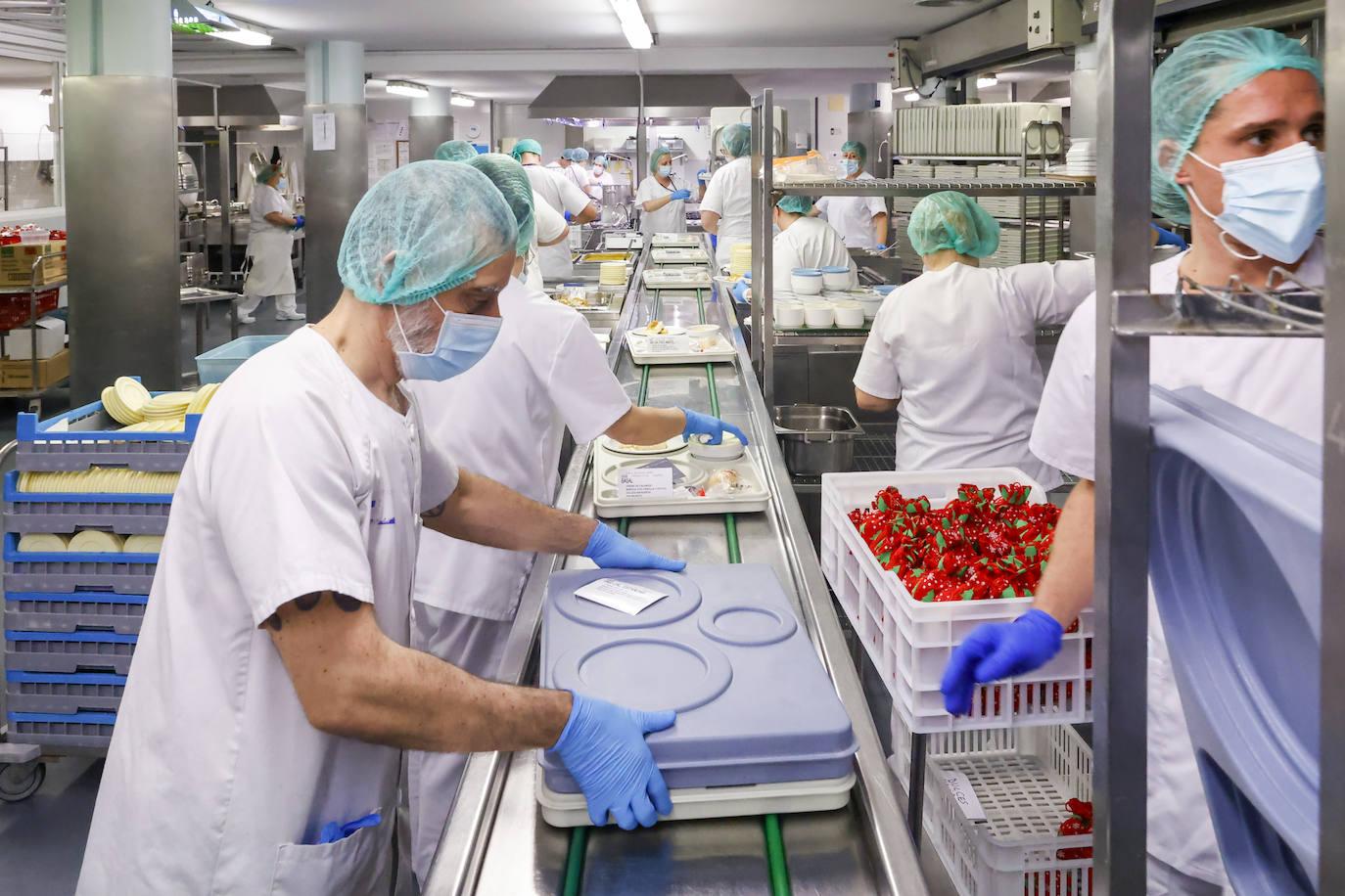 Fotos: Una cena de Nochebuena especial para los pacientes del Hospital de Cabueñes