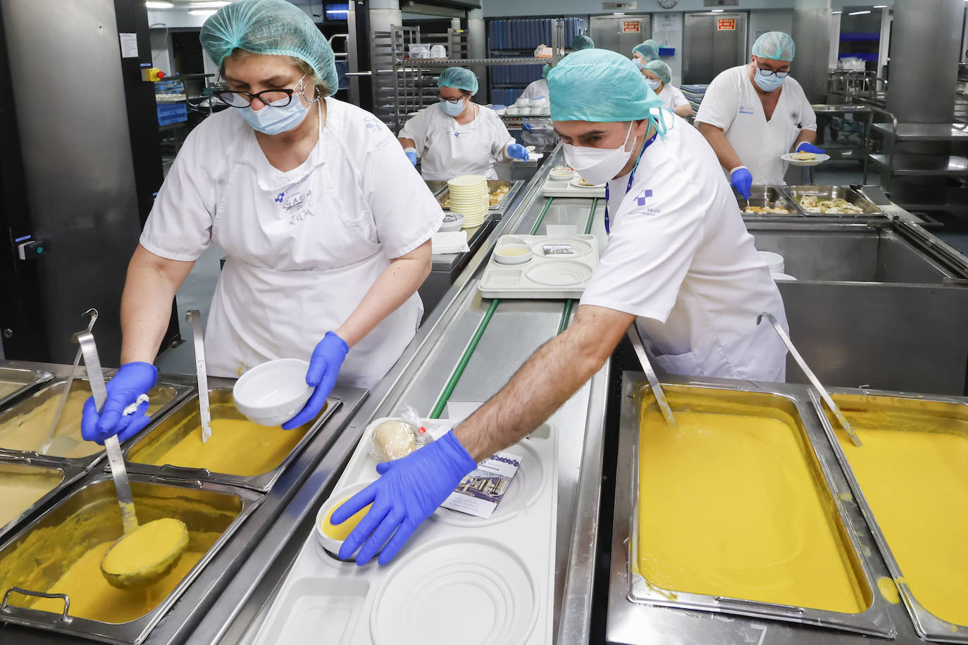 Fotos: Una cena de Nochebuena especial para los pacientes del Hospital de Cabueñes