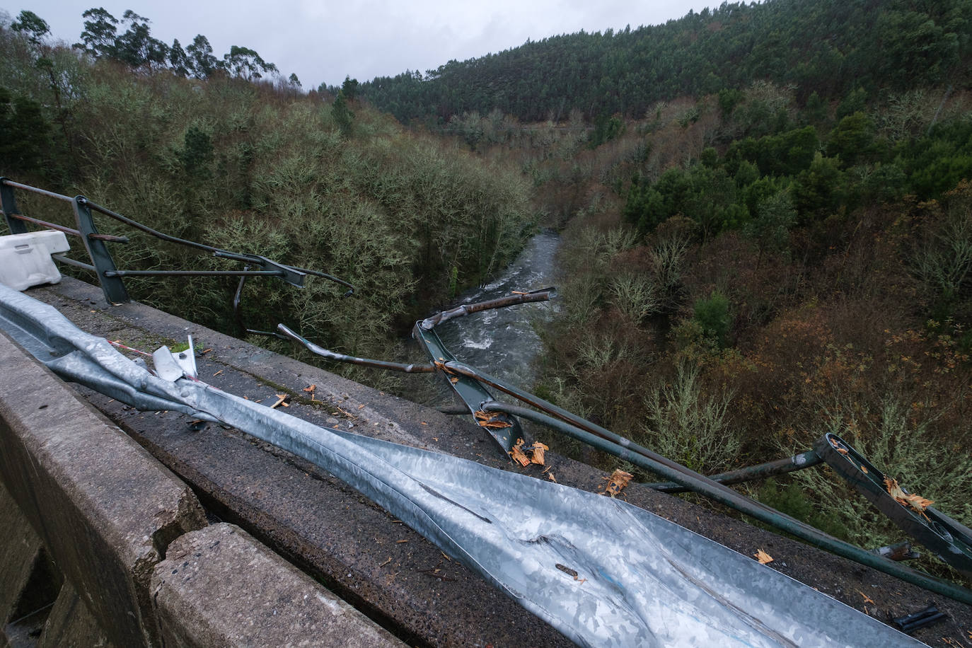 Fotos: Tragedia en Galicia al precipitarse un autobús al río Lérez en Pontevedra