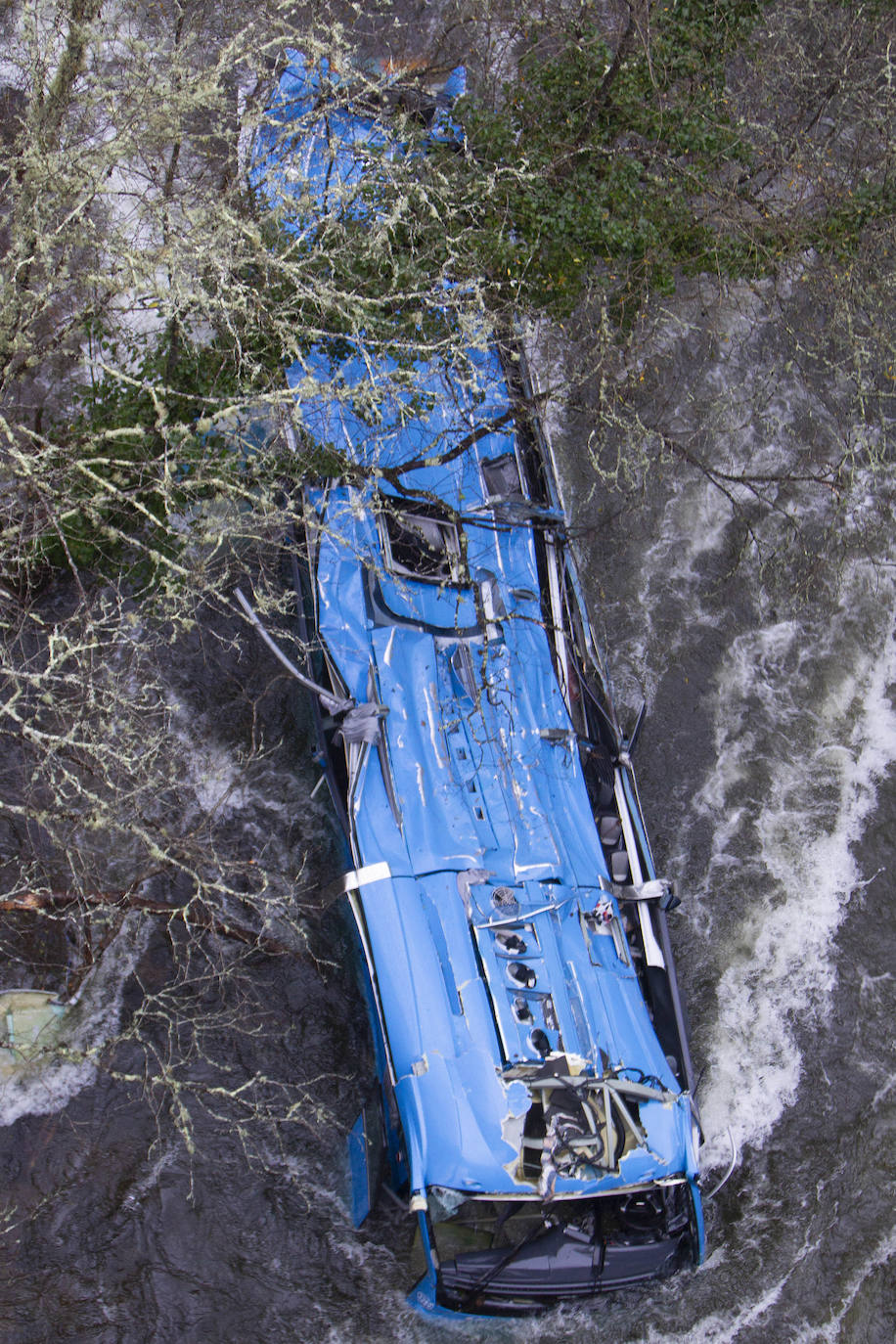 Fotos: Tragedia en Galicia al precipitarse un autobús al río Lérez en Pontevedra