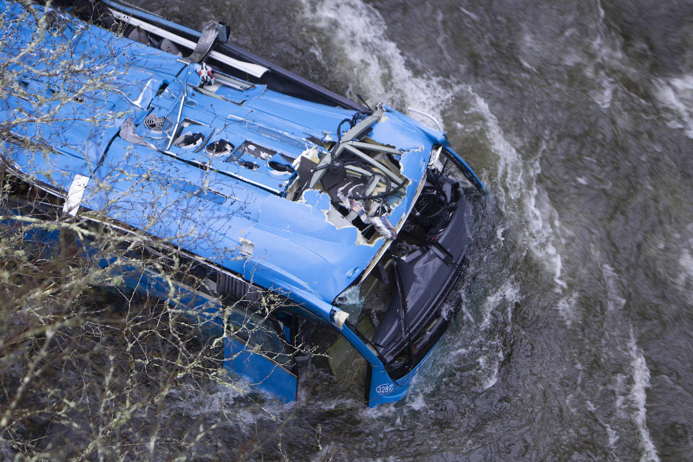 Fotos: Tragedia en Galicia al precipitarse un autobús al río Lérez en Pontevedra