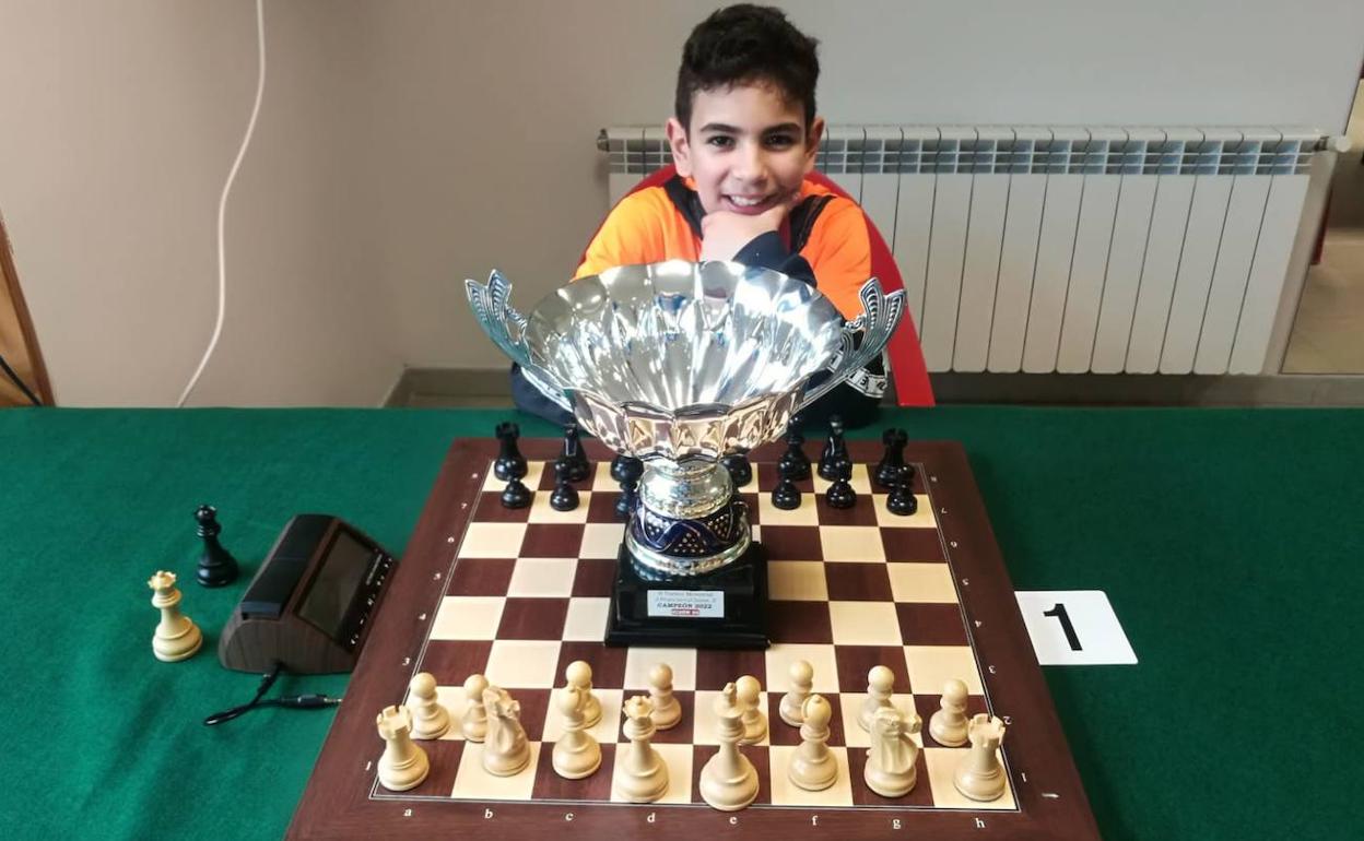 Érik Bernardo con su trofeo de campeón. 