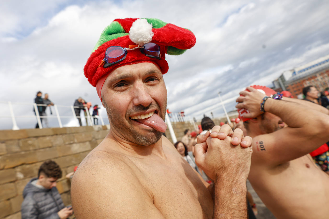 Fotos: 143 nadadores completan la Travesía de Navidad de Gijón