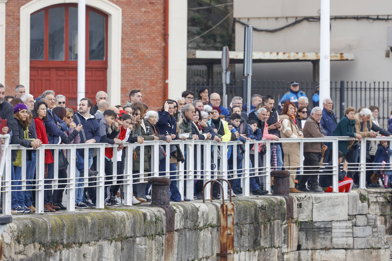 Fotos: 143 nadadores completan la Travesía de Navidad de Gijón