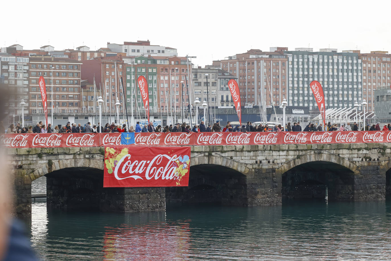 Fotos: 143 nadadores completan la Travesía de Navidad de Gijón