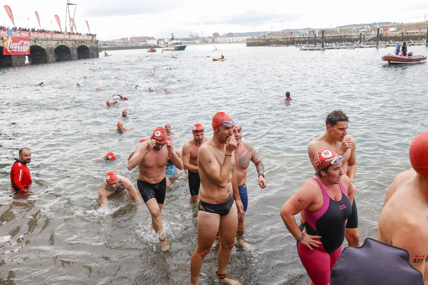 Fotos: 143 nadadores completan la Travesía de Navidad de Gijón