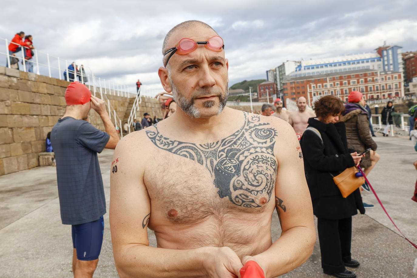 Fotos: 143 nadadores completan la Travesía de Navidad de Gijón