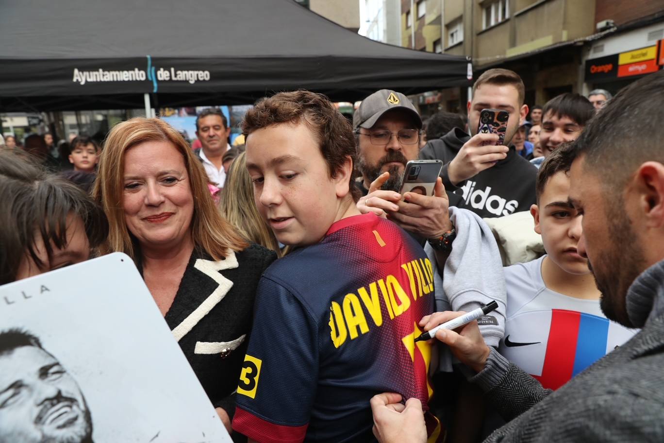 Fotos: David Villa se emociona con su estatua y el cariño de su gente