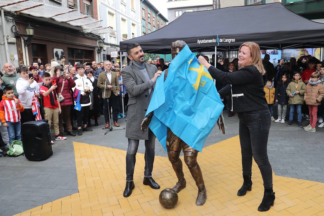 Fotos: David Villa se emociona con su estatua y el cariño de su gente