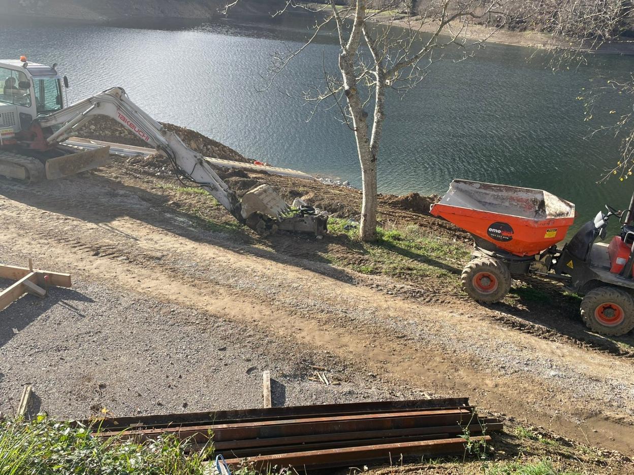 Las obras se centran en adecuar la entrada al pantano para instalar los pantalanes y en las naves auxiliares frente al mirador de Tanes. 