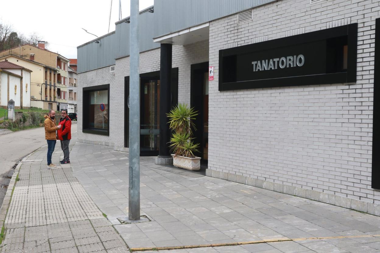 Vecinos de Aller acudieron al tanatorio de Moreda para arropar a la familia de Josefina Núñez. 