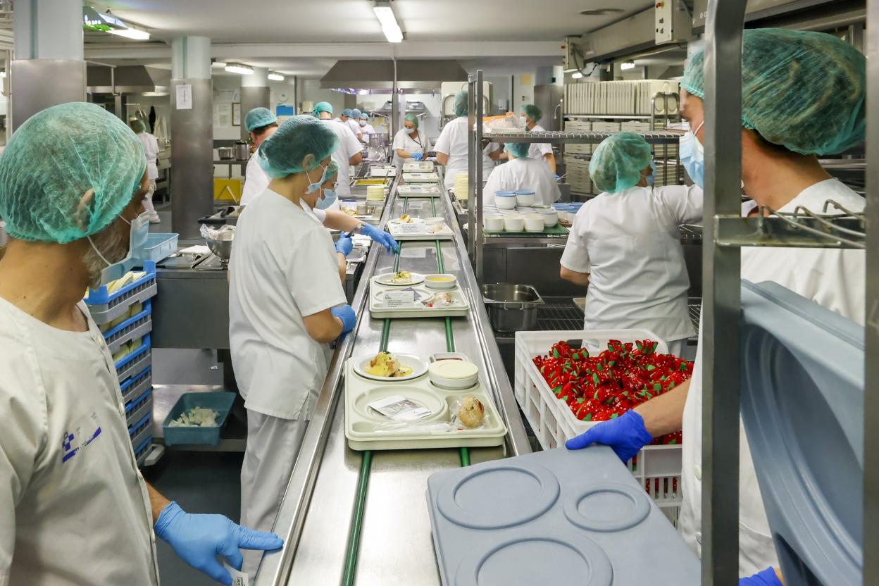 Emplatado del menú de Nochebuena en el Hospital de Cabueñes. 