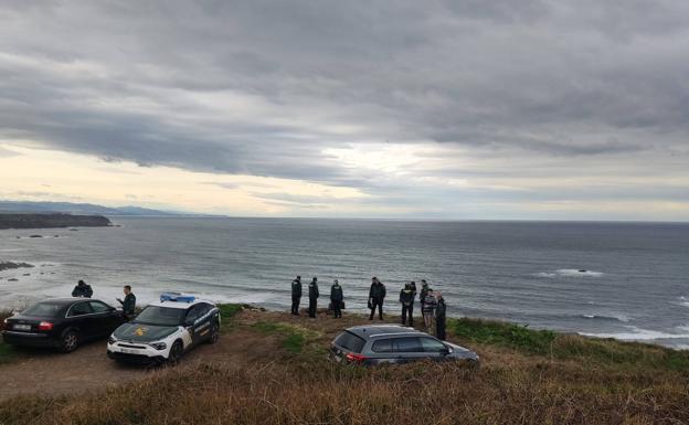 Agentes de la Guardia Civil, ayer, en el Cabo Peñas tras el hallazgo de un cadáver en la zona. 