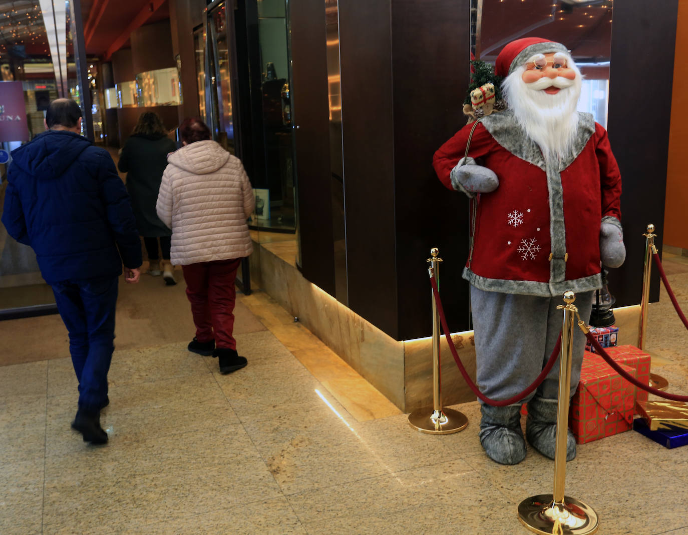 Fotos: Las luces y los adornos de Navidad que dan luz al comercio ovetense