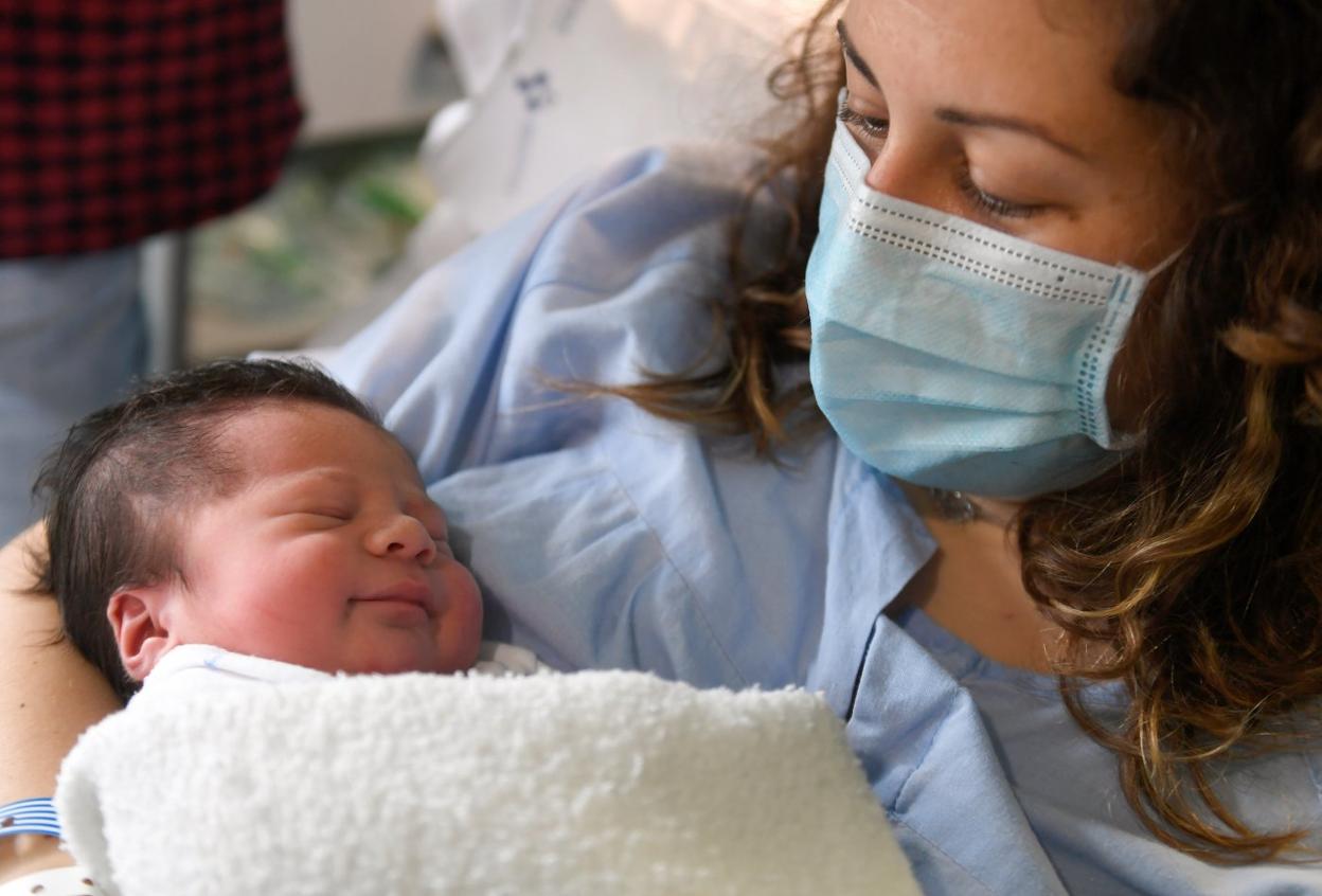 El primer niño nacido en Asturias en 2022, Mario Martínez, con su madre, Flor González, en el Hospital de Cabueñes. 