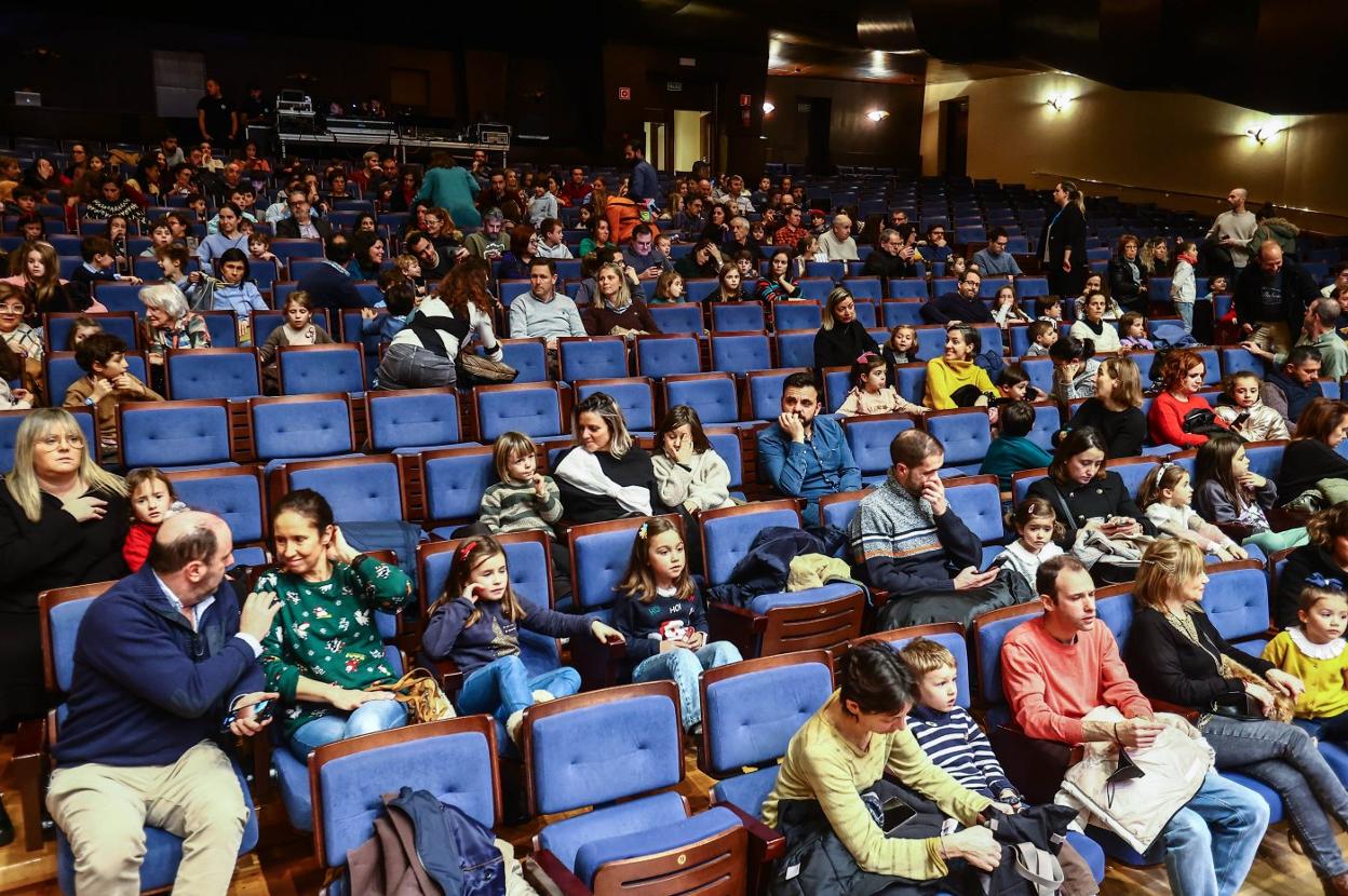 Asistentes al musical, ayer, en el Auditorio.