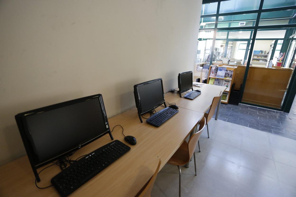 Sala de informática de la bilbioteca de la Luz, ayer. 