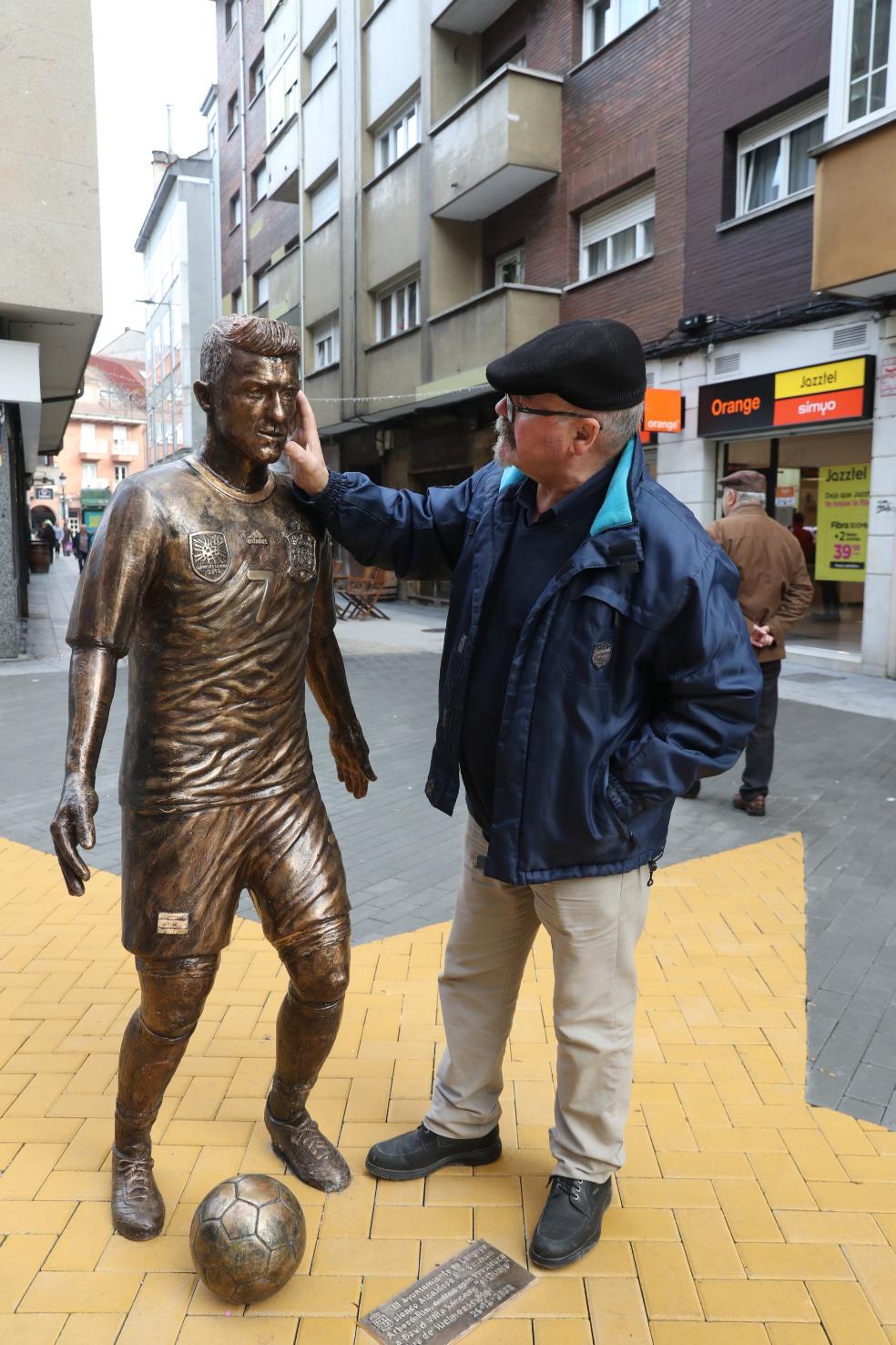 Luelmo muestra la perilla que tanto gustó al homenajeado. 