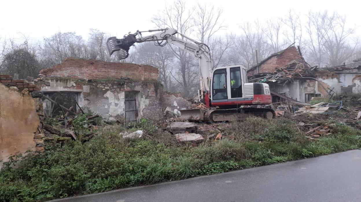Las labores de derribo iniciadas ayer en El Rellán, en Grado. 