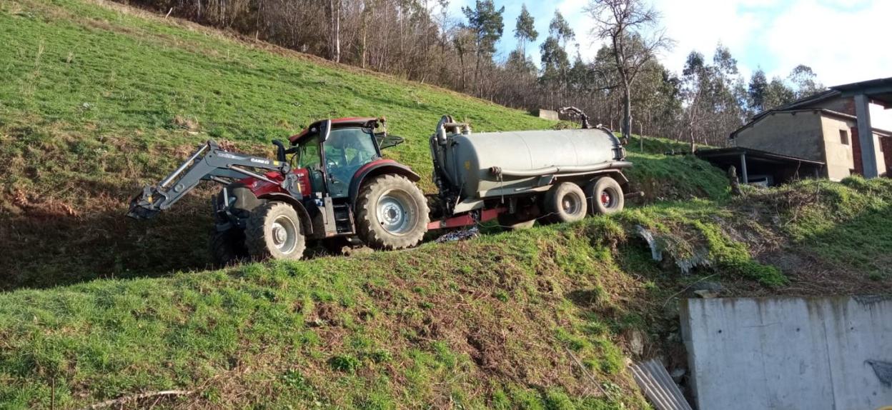 El tractor que conducía el nieto político de la fallecida, en el camino de acceso a la explotación ganadera donde ocurrió el trágico accidente. 