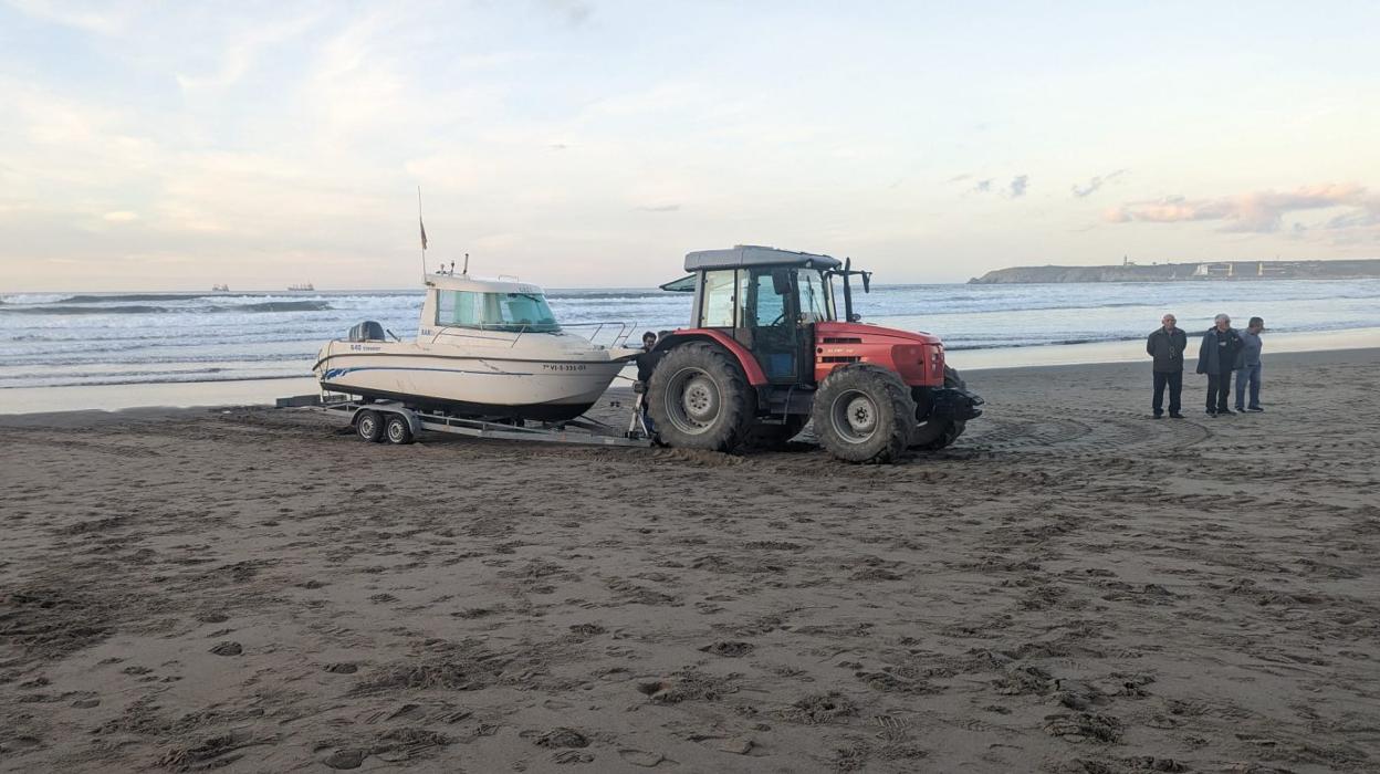 Momento en que la lancha 'Geli', ya situada en el remolque, fue retirada de la playa y llevada al dique seco. 