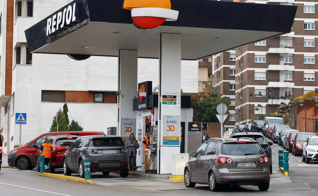 Cola de vehículos en una gasolinera en Gijón.