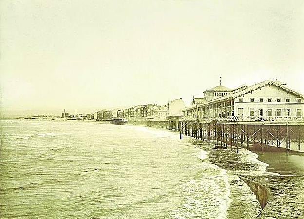 Los acorazados, al parecer, se acercaban a Gijón por la playa.