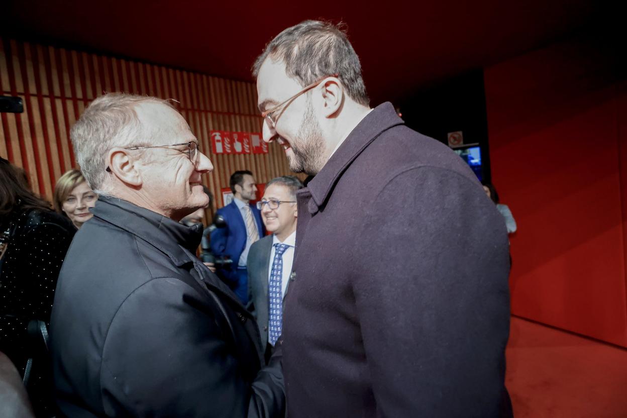 Diego Canga saluda a Adrián Barbón tras la asamblea de Compromiso Asturias XXI. 