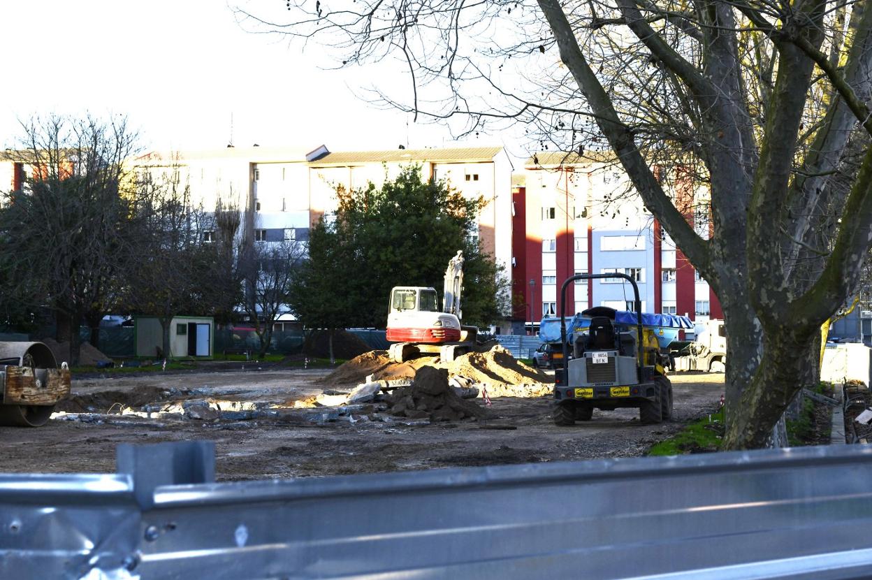 Los trabajos de reurbanización del parque de Versalles están centrados en la zona de juegos infantiles. 