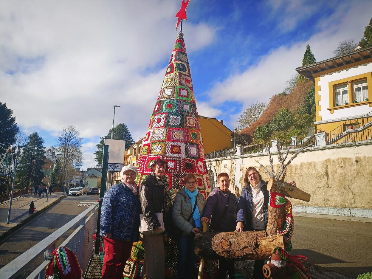 Trinidad Lobato, Marisa Fernández, Beatriz Suárez, Edelmira Pérez y Aurelia Peláez con su árbol en Tineo. 