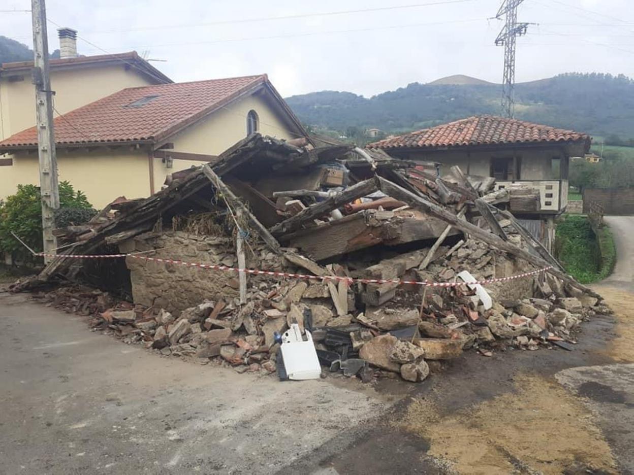 Estado en el que quedó el hórreo de Sama tras el impacto. 