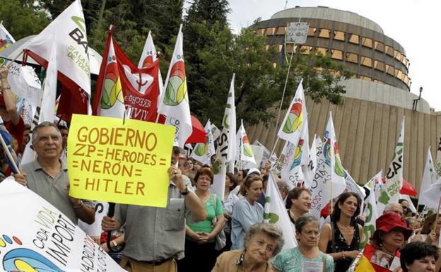 Manifestación en 2010 ante la sede del Constitucional contra la ley del aborto. 