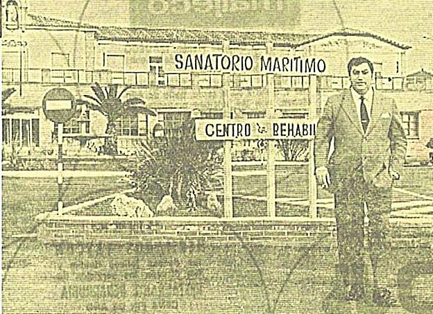 Tito García, frente al Sanatorio Marítimo de Gijón.