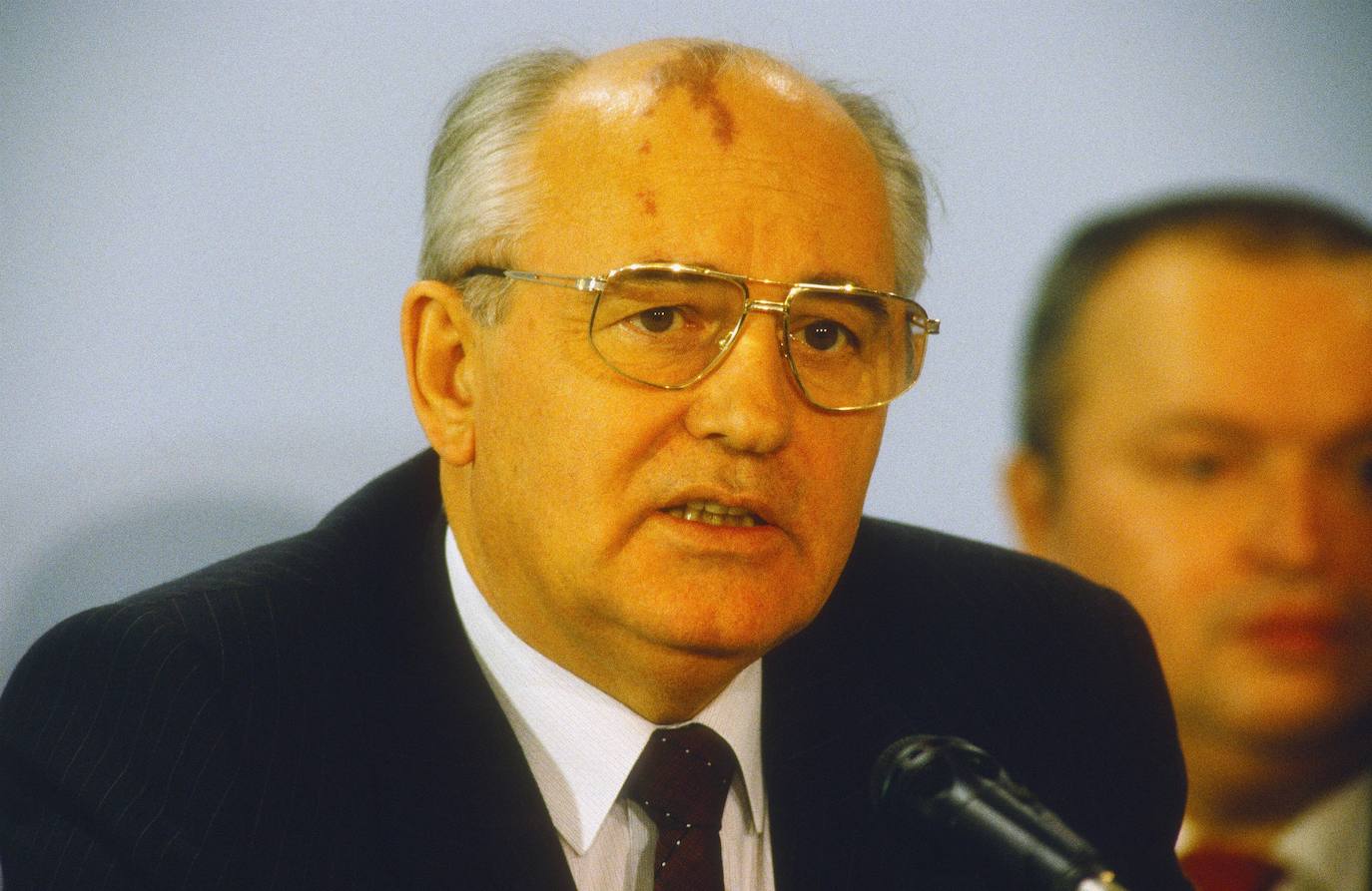 Fue un abogado y político ruso, el último Jefe de Estado de la antigua Unión Soviética antes de su disolución (1988-1991). En 1989 recibió el Premio Princesa de Asturias de Cooperación Internacional y en 1990 fue galardonado con el Nobel de la Paz.