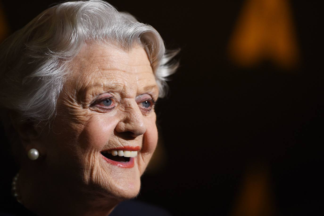 Ángela Lansbury fue una de las actrices europeas de mayor renombre mundial. Su cara se hizo reconocible en el mundo entero gracias a su papel en ‘Se ha escrito un crimen', donde interpretaba a la detective Jessica Fletcher. Además, prestó su voz para interpretar las canciones de La bella y la bestia de Disney.