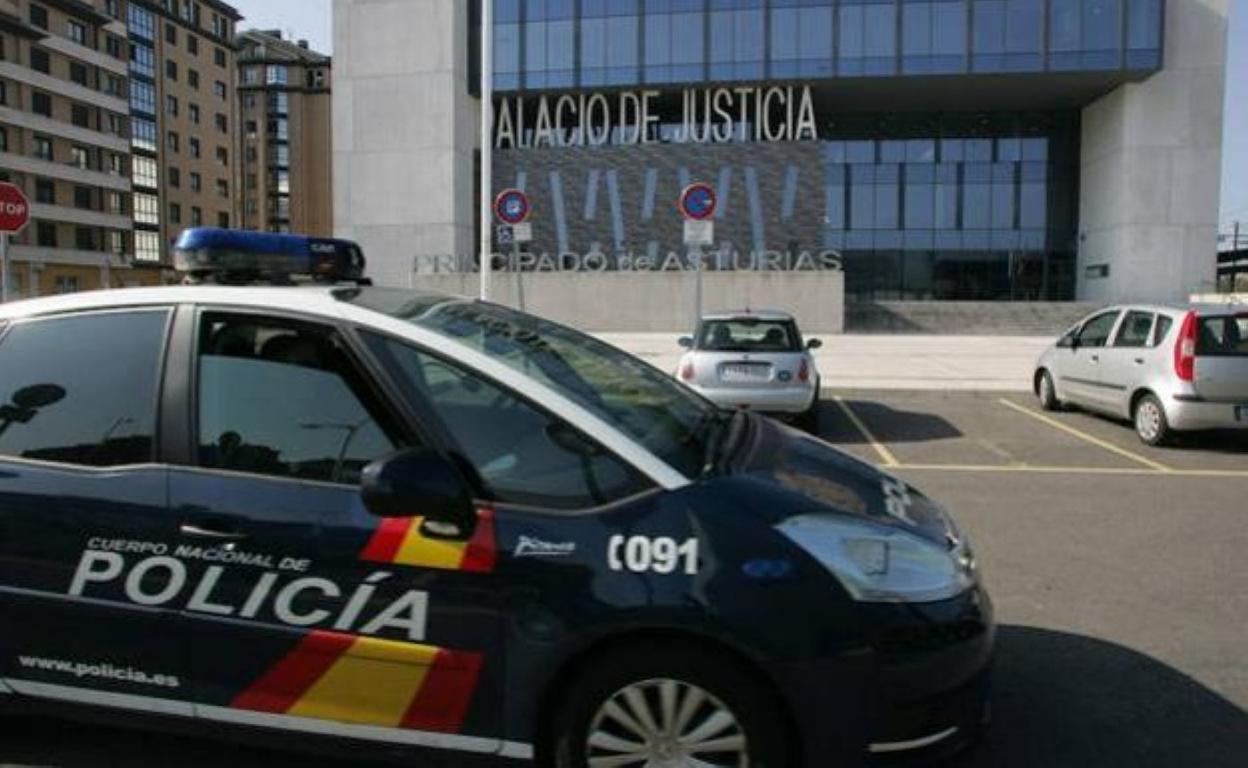 Un vehículo de la Policía Nacional, frente al Juzgado de Gijón. 