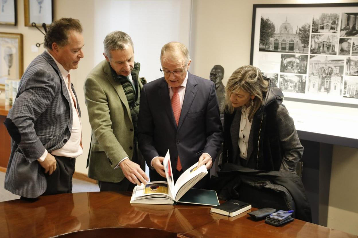 Féliz Baragaño, Pedro López Ferrer, Diego Canga y Esther Llamazares, ayer, en la Cámara de Comercio de Gijón. 