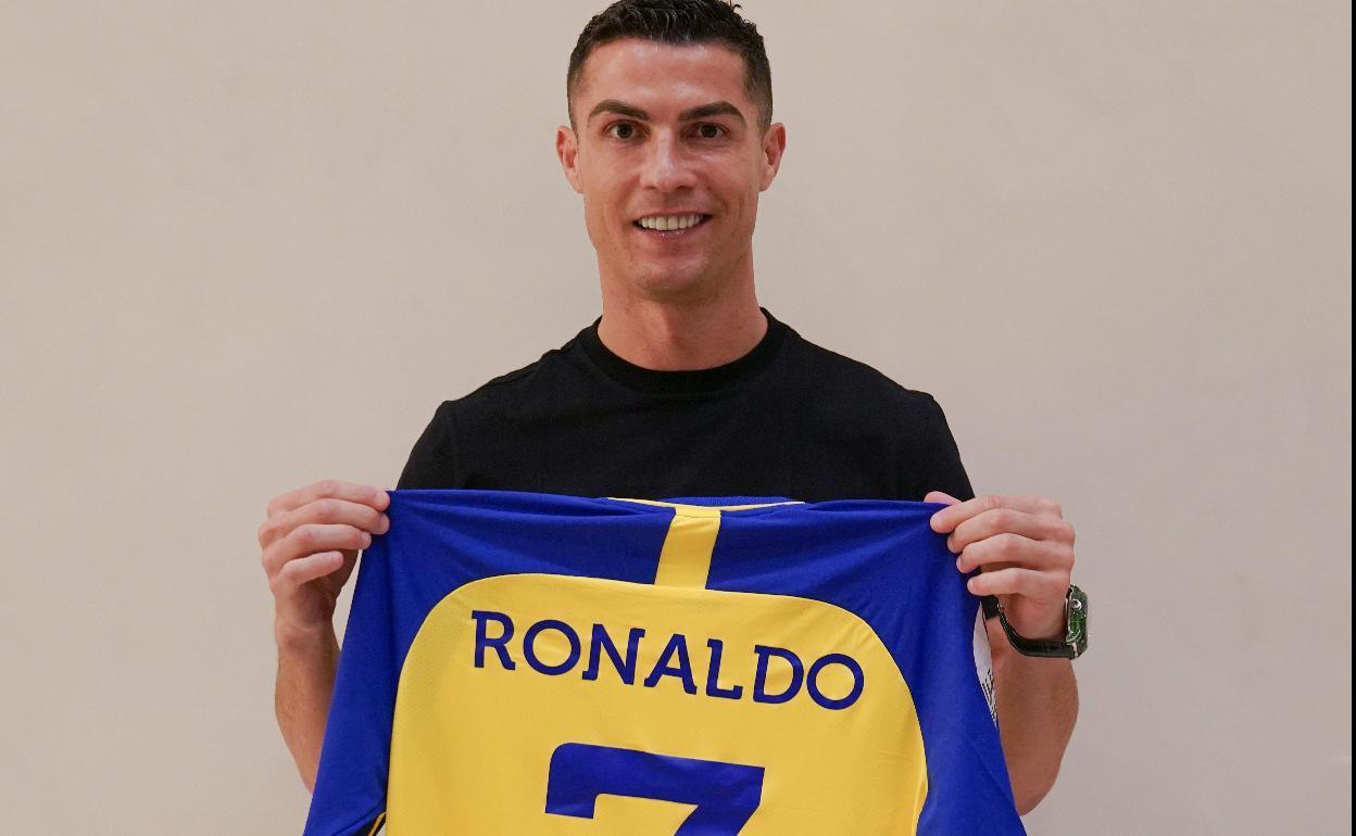 Cristiano Ronaldo posa con la camiseta del Al Nassr saudí, su nuevo equipo.