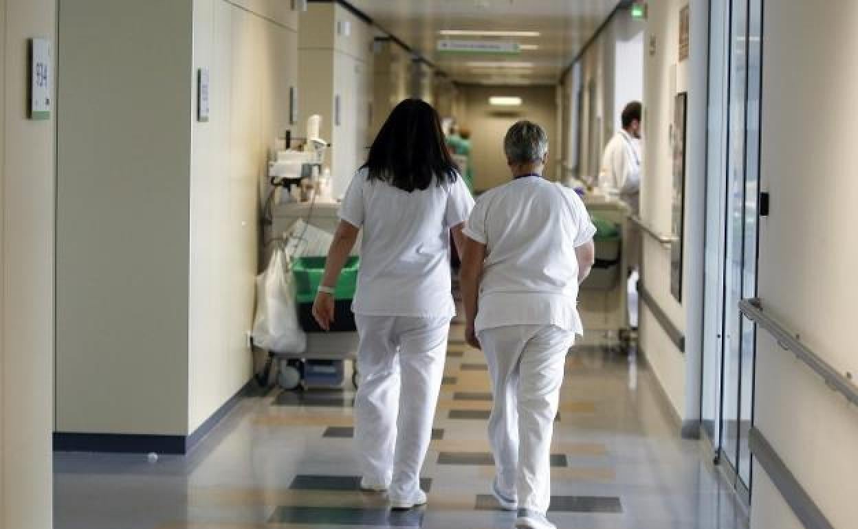 Dos trabajadoras del HUCA, en los pasillos del edificio de hospitalización.