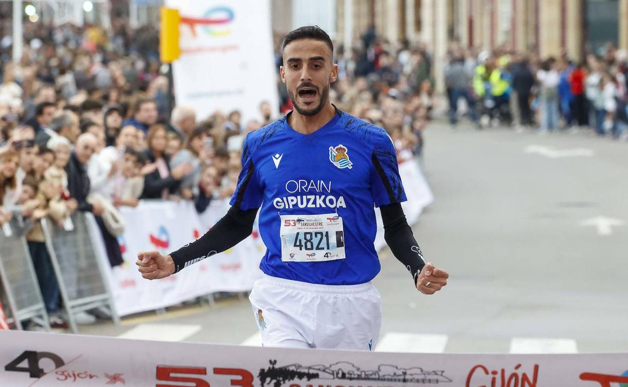 Moha Bakkali, al atravesar la línea de meta de la San Silvestre gijonesa.