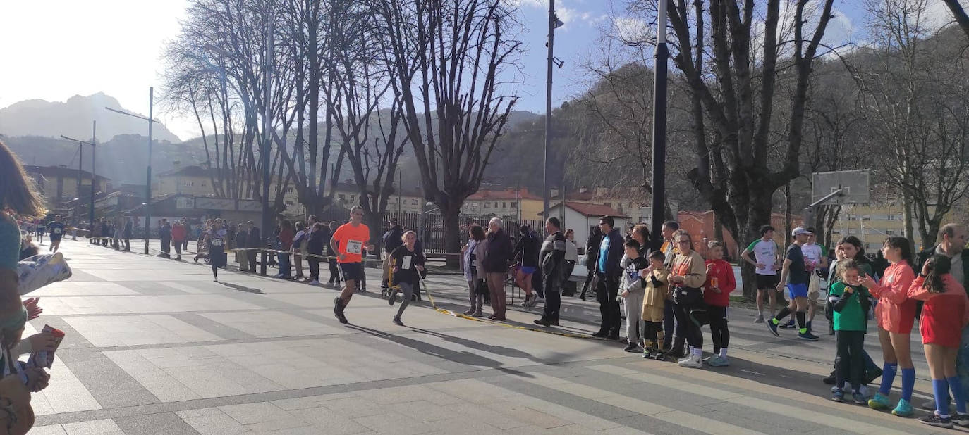 Diego Suárez García y María Suárez García, vencedores de la San Silvestre de Laviana