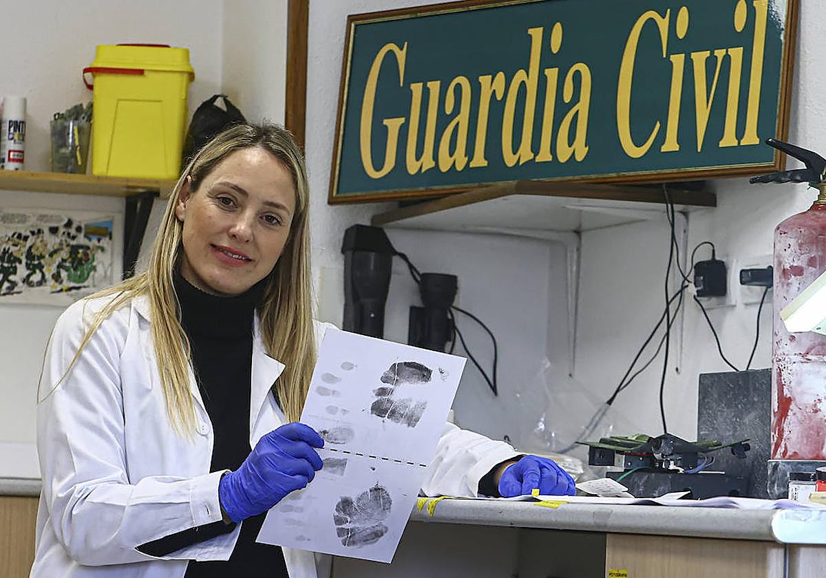 Icíar Álvarez Rodríguez, en el laboratorio de Criminalística de la Comandancia de Oviedo.