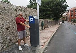 Uno de los parquímetros de la villa llanisca.