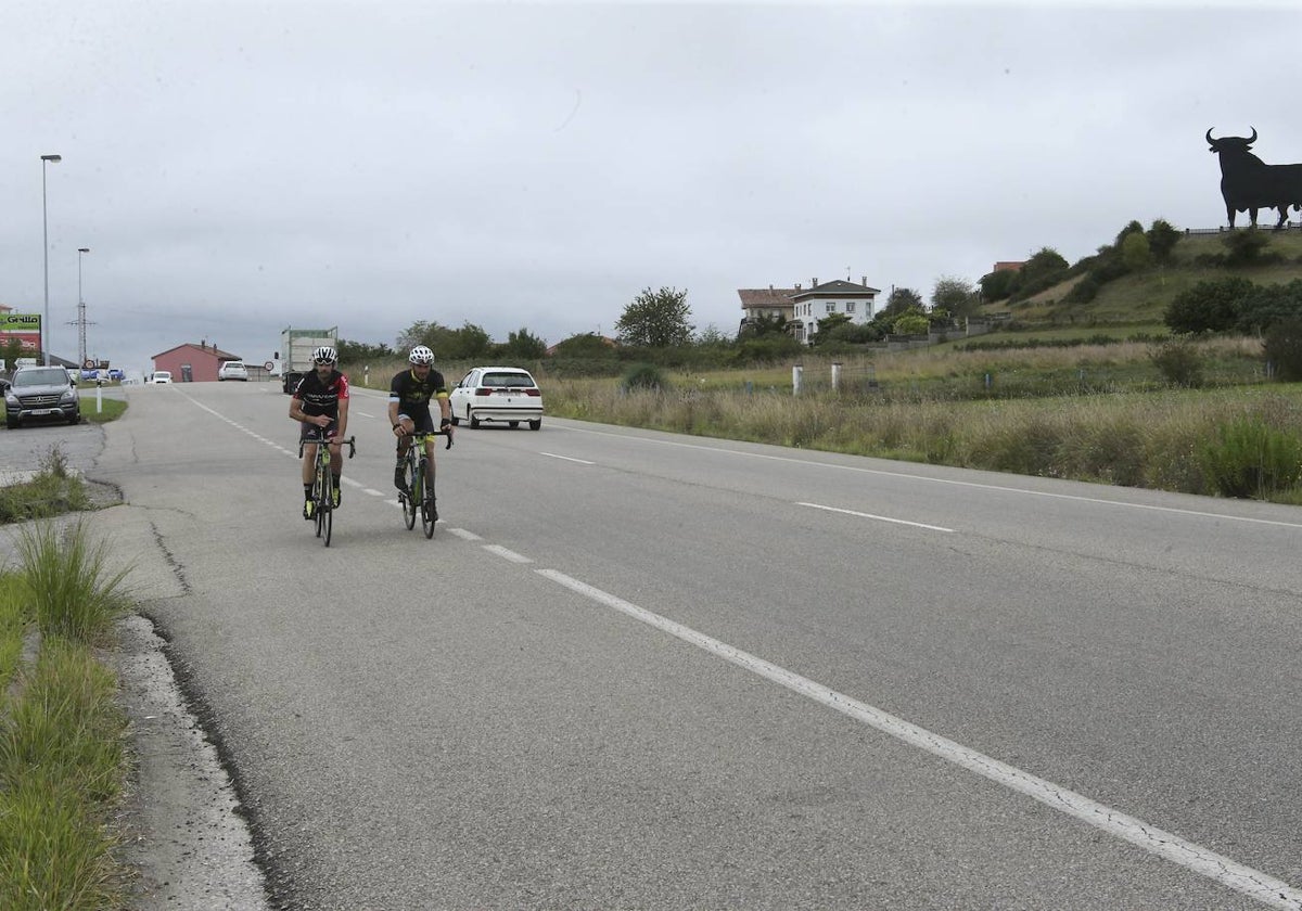 Dos ciclistas por la N-634 entre Siero y El Berrón.